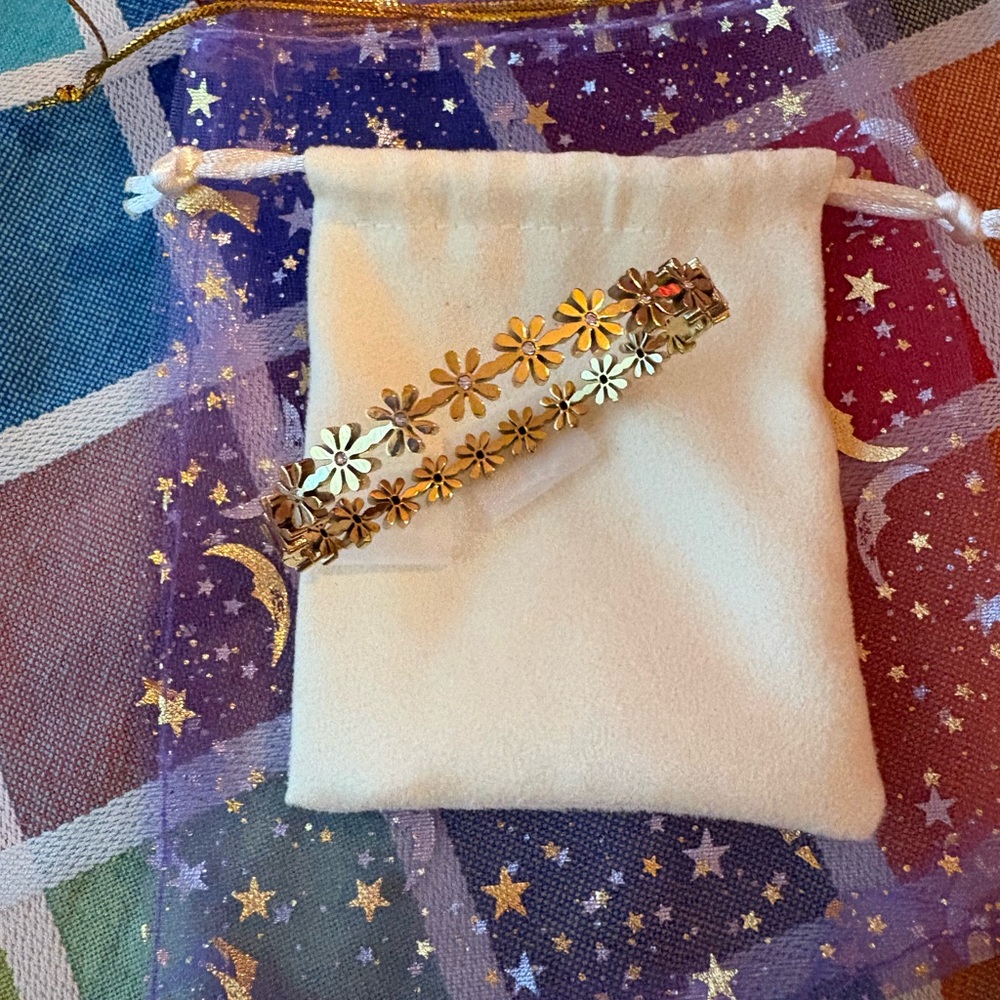 ⭐️🌟⭐️ 18K GOLD PLATED SS FLOWER HINGE BRACELET ⭐️🌟⭐️ NWOT ⭐️🌟⭐️